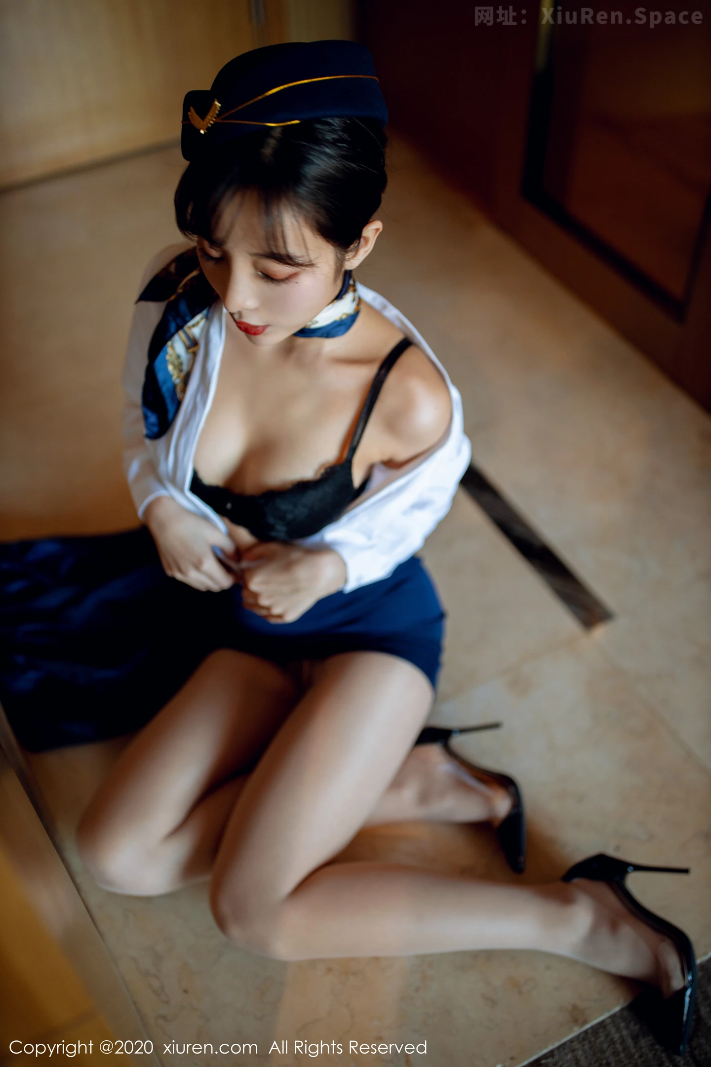图片[3]-[XiuRen秀人网]VOL.2119 嫩模陈小喵空姐制服主题私房半脱内裤露翘臀撩人姿势诱惑写真68P-秀人网官方网站